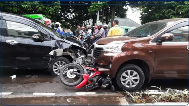 Tabrakan Beruntun di Air Mancur, Satu Motor Ancur Terjepit