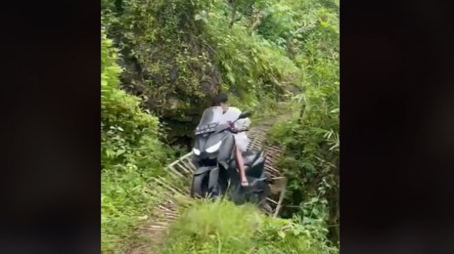 Viral Video Detik-detik Pemuda Terperosok saat Seberangi Jembatan Bambu, Warganet: Kasihan Motornya