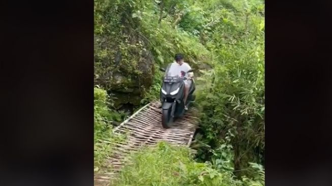 Pakai Motor Besar Lewat Jembatan Bambu, Nasib Lelaki Ini Sesuai dengan Ekspektasi Warganet