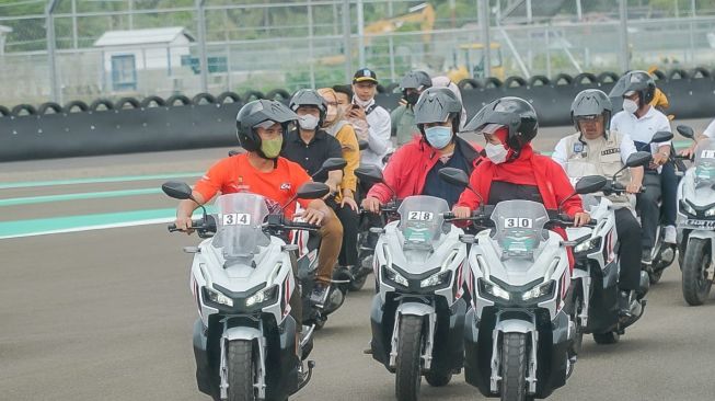 Gubernur Jawa Timur Khofifah Indar Parawansa berkesempatan menjajal Sirkuit Mandalika, Lombok Tengah, NTB. [Foto : Suara.com / Lalu Muhammad Helmi Akbar]