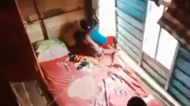 Kocak, Dua Bocah Berkelahi Hingga Sebabkan Dinding Rumah Ambruk