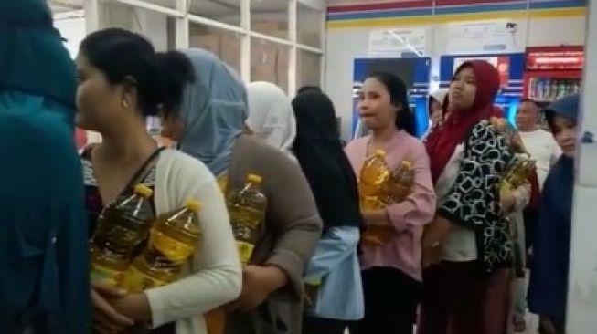 Viral Antrean Panjang Borong Minyak Goreng di Minimarket, Warganet: Jangan-jangan Satu Keluarga Itu
