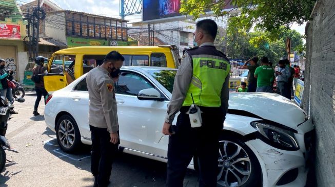 Sebuah Mercedes-Benz C200 Ringsek Usai Adu Banteng dengan Angkot di Jalan Pasirkaliki Bandung