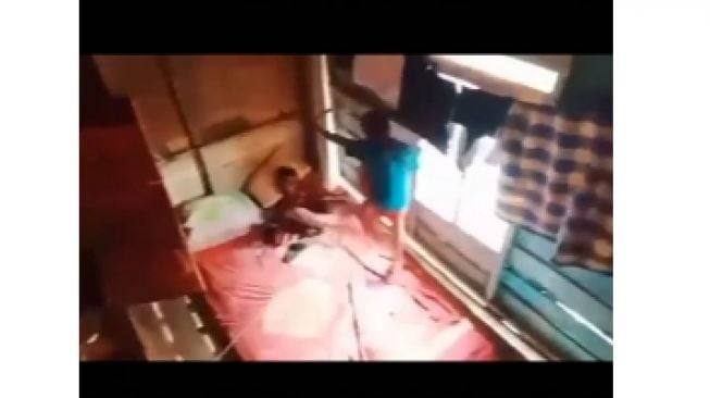 Viral Aksi Dua Bocah Laki-laki Berduel, Sampai Bikin Dinding Rumah Ambruk