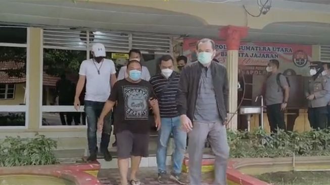 Bupati Langkat Pakai Celana Pendek dan Sandal Dibawa ke Polres Binjai: Sebentar Saja!