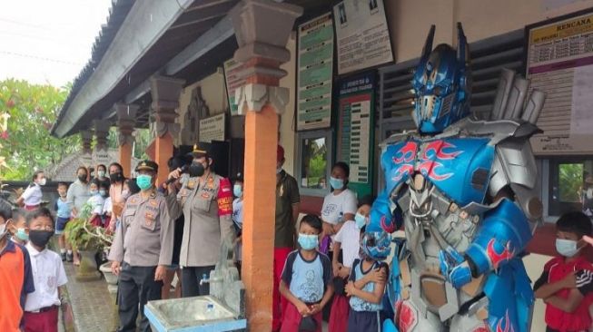 Anak-anak SD di Tabanan Semangat Vaksinasi Lalu Foto Bersama Robot Transformer