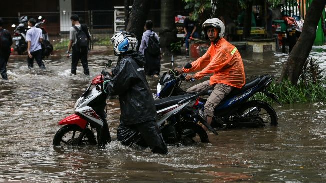 Kendaraan melintasi banjir yang menggenangi Jalan Bungur Raya, Jakarta, Selasa (18/1/2022). Selain tingginya intensitas hujan, banjir tersebut juga disebabkan oleh sistem drainase yang buruk. [ANTARA FOTO/Rivan Awal Lingga]