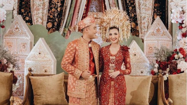 7 Potret Dekorasi Pernikahan Vidi Aldiano, Akad Modern dan Resepsi Minang