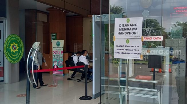 Sidang kasus teroris Munarman digelar tertutup di Pengadilan Negeri Jakarta Timur. (Suara.com/Arga)