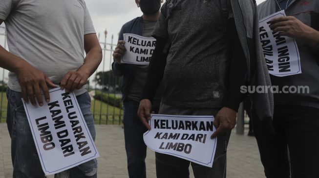 Pencari suaka asal Afghanistan melakukan aksi unjuk rasa di kawasan Monumen Nasional (Monas), Jakarta, Rabu (19/1/2022). [Suara.com/Angga Budhiyanto]