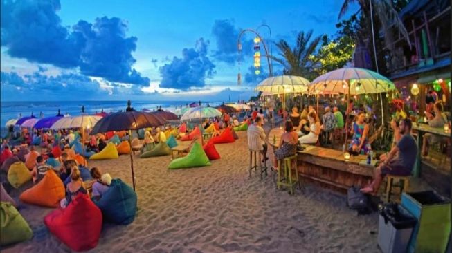 Sore di Pantai Double Six Seminyak Bali, Cara Asik Menikmati Sunset