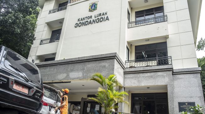 Petugas PPSU mencuci kendaraan di Kantor Kelurahan Gondangdia, Jakarta, Rabu (19/1/2022).  ANTARA FOTO/Muhammad Adimaja