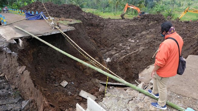 Jembatan di Temanggung Ambruk Diterjang Longsor