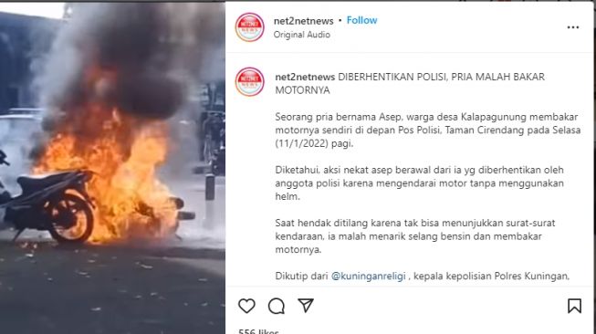 Pemotor membakar motornya sendiri di depan pos polisi (Instagram)