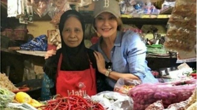 Penampilan Tamara Bleszynski saat berbelanja di pasar tradisional. [Instagram]