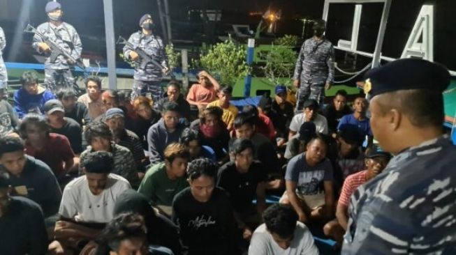 TNI AL Balikpapan Amankan 47 Kru ABK Pencuri 31 Ton Batu Bara, 8 Kapal Klotok juga Diamankan