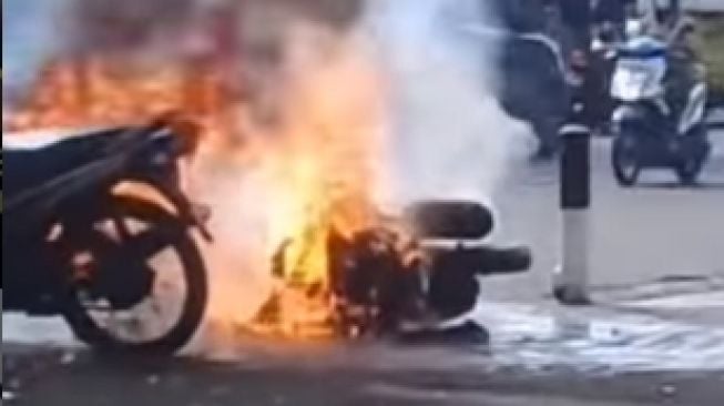 Tak Terima Ditilang, Pemotor Nekat Bakar Motornya Sendiri di Depan Pos Polisi