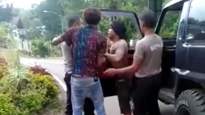 Polisi Buru Pria Bertelanjang Dada dan Bertato yang Videonya Viral Ajak Duel Aparat