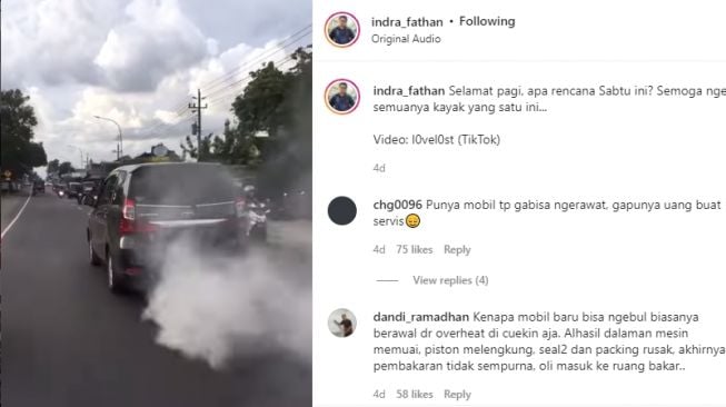 Toyota Avanza mengeluarkan asap tebal dari knalpot saat melintas di jalan (Instagram)