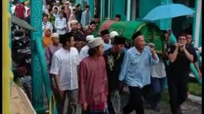 Warga mengotong keranda mayat Raja Angling Darma Iskandar Jamaluddin Firdaus di Mandalawangi, Pandeglang. [IST]