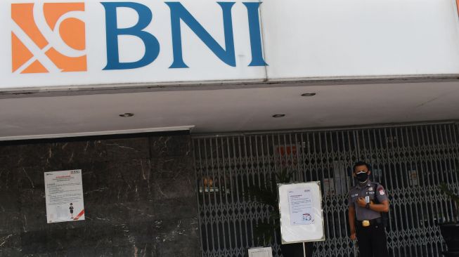 Satpam berjaga di depan Kantor Cabang BNI 46 yang ditutup sementara di Kota Madiun, Jawa Timur, Rabu (19/1/2022). ANTARA FOTO/Siswowidodo