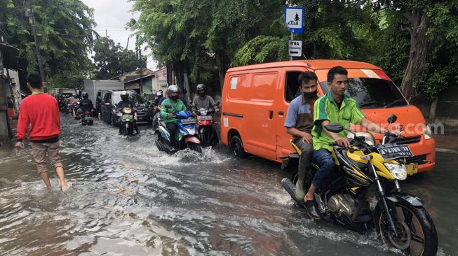 Banjir Masih Genangi Jalan Kamal Raya Jakarta Barat, Lalu Lintas Macet