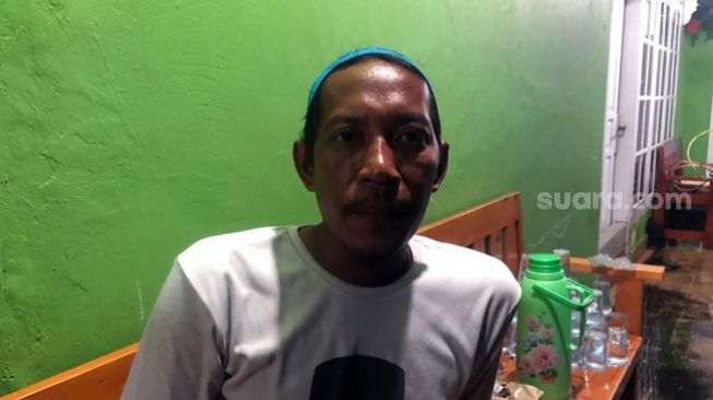 Abdul (32) warga Tegal Alur, Jakarta Barat, yang terdampak banjir ditemui di kediamannya, Selasa (18/1/2022) malam. [Suara.com/Faqih Fathurrahman]