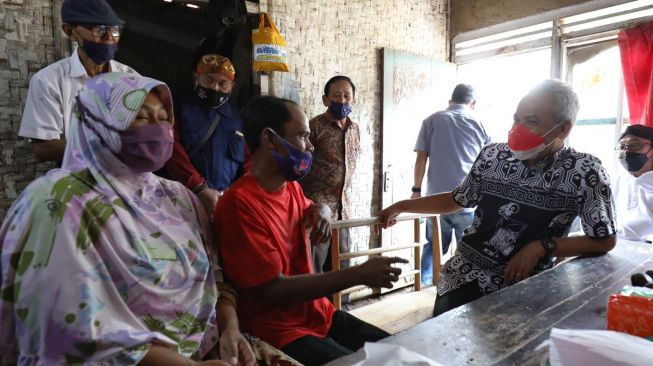 Ganjar Rehabilitasi Rumah Kader PDIP, Kali Ini di Banjarnegara