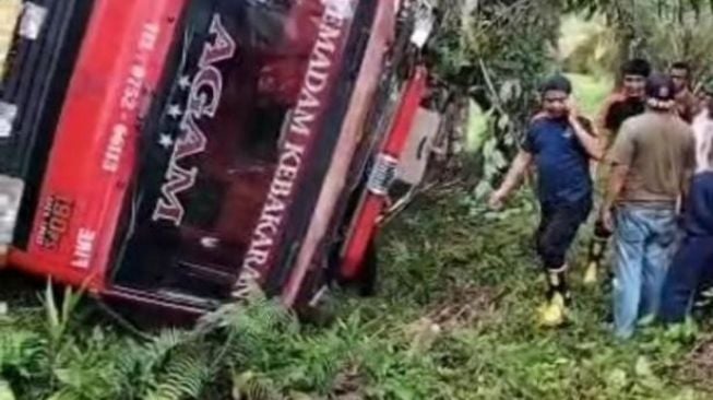 Mobil Damkar Agam Terguling di Bawan