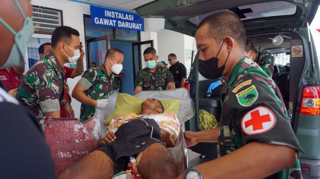 Seorang prajurit TNI korban kontak senjata dengan Kelompok Kriminal Bersenjata (KKB) yang berhasil dievakuasi tiba di Instalasi Gawat Darurat (IGD) RSAL dr. Oetojo Kota Sorong, Papua Barat, Kamis (20/1/2022).  ANTARA FOTO/Olha Mulalinda
