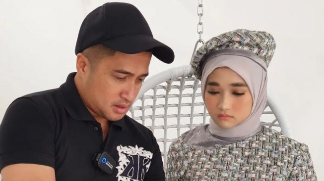 6 Momen Artis Antar Anak Masuk Pesantren, Irfan Hakim Terharu saat Melepas 2 Putri Kembarnya