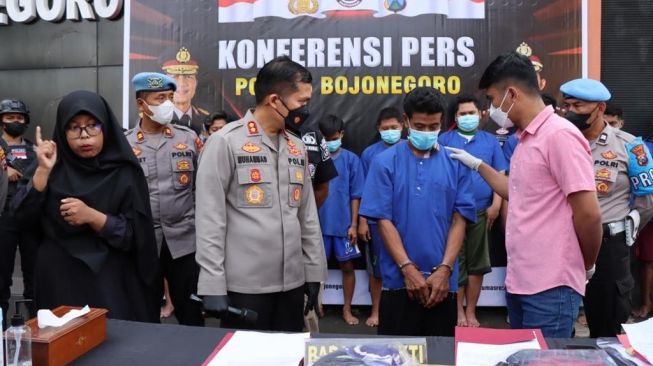 Bejat! Bapak Tiri di Bojonegoro Setubuhi Anaknya hingga Lima Kali