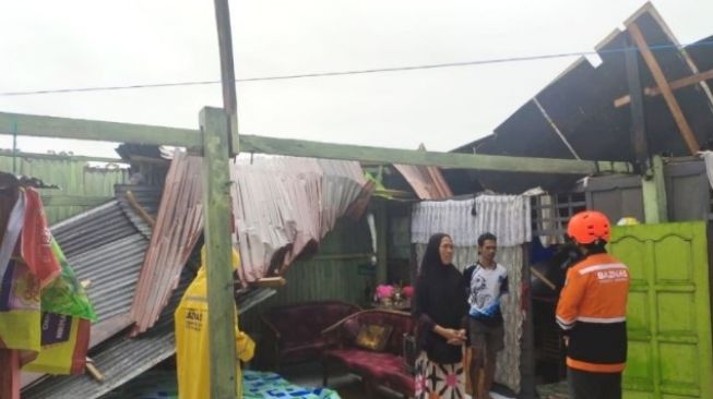 4 Rumah di Kota Makassar Rusak Dihantam Angin Kencang