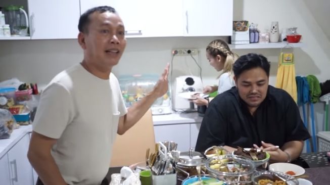 Momen pertemuan Ayah Ojak dengan Ivan Gunawan (YouTube.com)