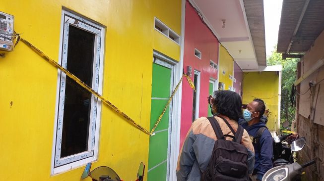 Rumah kontrakan Warsoni (41) terduga pelaku yang membunuh istrinya sendiri SS (29) di kawasan Duren Sawit, Jakarta Timur. [Suara.com/Yaumal]