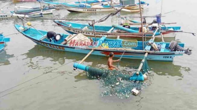 Tak Bisa Mencari Ikan ke Tengah Laut karena Cuaca Buruk, Pendapatan Nelayan Pangandaran Turun