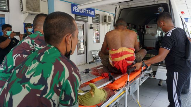 Seorang prajurit TNI korban kontak senjata dengan Kelompok Kriminal Bersenjata (KKB) yang berhasil dievakuasi tiba di Instalasi Gawat Darurat (IGD) RSAL dr. Oetojo Kota Sorong, Papua Barat, Kamis (20/1/2022).  ANTARA FOTO/Olha Mulalinda
