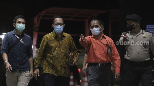 Hakim Pengadilan Negeri (PN) Surabaya Itong Isnaeni (kedua kiri) berjalan menuju ruang pemeriksaan setibanya di Gedung Merah Putih KPK, Jakarta, Kamis (20/1/2022). [Suara.com/Angga Budhiyanto]