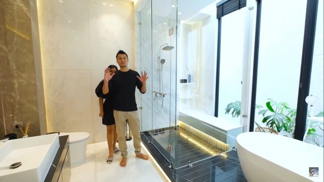 Potret Kamar Mandi Titi Kamal (YouTube/Titi dan Tian)