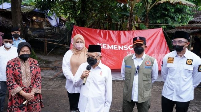 Wakil Presiden Ma'ruf Amin saat sesi tanya jawab dengan wartawan usai tinjau wilayah terdampak gempa bumi di Kampung Cibeulah, Pandeglang, Banten, Kamis (20/1/2022). (KIP-Setwapres). 