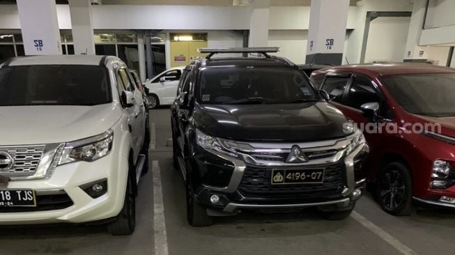 Penampakan sejumlah mobil milik Arteria Dahlan yang terparkir di gedung DPR RI usai heboh soal pelat nomor kembar. (Suara.com/Novian)