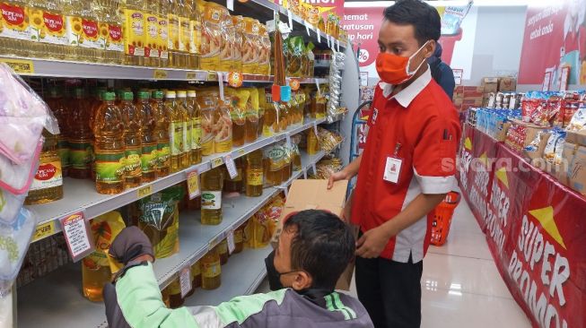 Harga Minyak Goreng di Pasar Belum Turun, Ibu Rumah Tangga Pilih Belanja di Toko Ritel