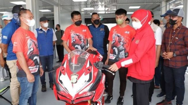 Gubernur Jawa Timur Khofifah tampak mengunjungi paddock pembalap Mario Aji (Instagram)