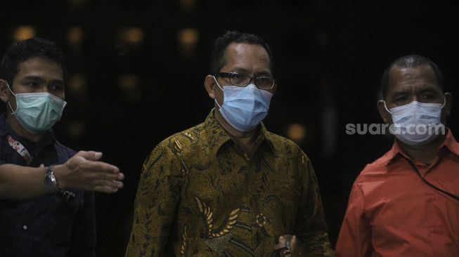 Hakim Pengadilan Negeri (PN) Surabaya Itong Isnaeni (tengah) berjalan menuju ruang pemeriksaan setibanya di Gedung Merah Putih KPK, Jakarta, Kamis (20/1/2022). [Suara.com/Angga Budhiyanto]