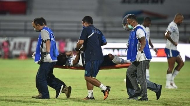 Pemain Persib Bandung Febri Hariyadi ditandu keluar lapangan saat laga kontra Borneo FC di Stadion Kapten I Wayan Dipta, Selasa (18/1/2022). ANTARA/Persib.co.id