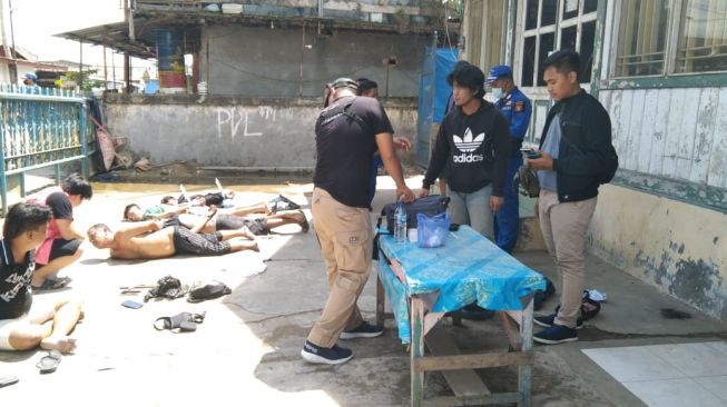 Polairud Polda Kaltim Lakukan Penggerebekan di Kampung Narkoba, 8 Pelaku Diringkus di Samarinda Seberang