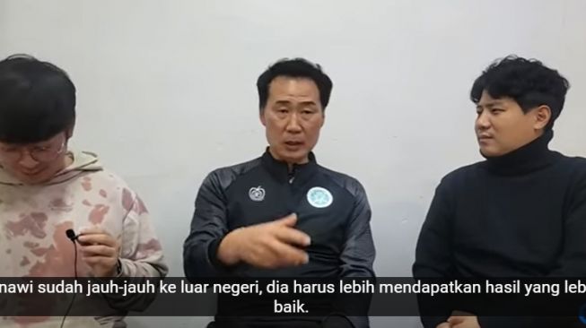 Pelatih Ansan Greeners ungkap alasan mainkan Asnawi Mangkualam lebih menyerang. (YouTube/Sports G)