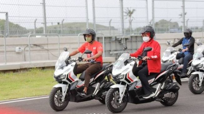 Gubernur Jawa Timur Khofifah terlihat mengendarai Honda ADV150 untuk jajal Sirkuit Mandalika (Instagram)