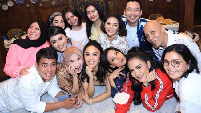 9 Potret Geng Hey Ladies di Acara Melly Goeslaw, Kompak Sudah 21 Tahun Sahabatan