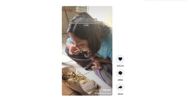 Aksi bocah cari warung makan gratis bikin pilu. [TikTok]